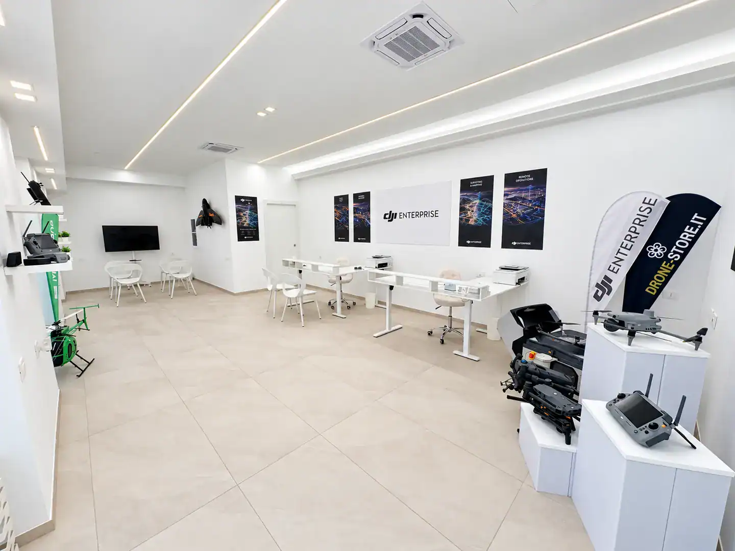 Vista panoramica dell’ufficio Drone Emotions con postazioni di lavoro e area espositiva